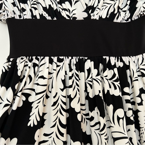 Maggy London Petites V Front Dress - Picture 7 of 11